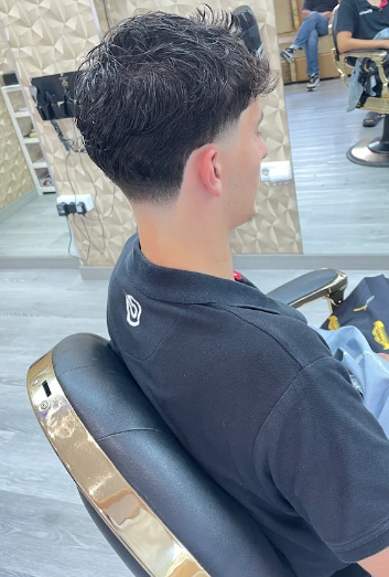 Corte juvenil con textura en Barbería Neptuno Aguadulce