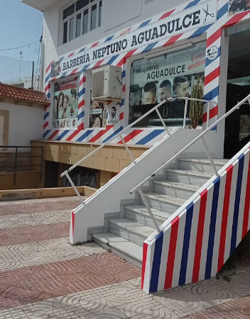 Entrada y escaleras de Barbería Neptuno Aguadulce