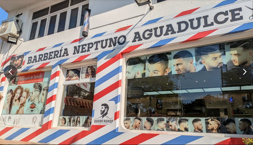 Fachada de Barbería Neptuno Aguadulce con su rótulo