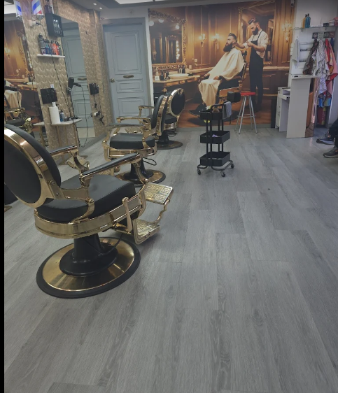 Interior de Barbería Neptuno Aguadulce con sillones profesionales